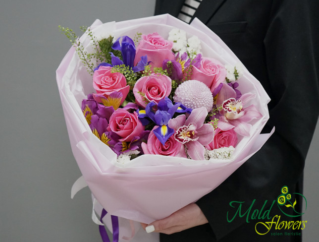Букет с розовыми розами ,,Улыбка радуги'' Фото